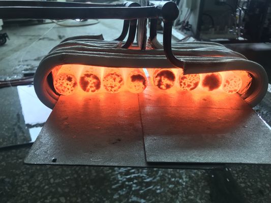 Dispositivo de endurecimiento por inducción de enfriamiento por agua con sistema automático de control de temperatura